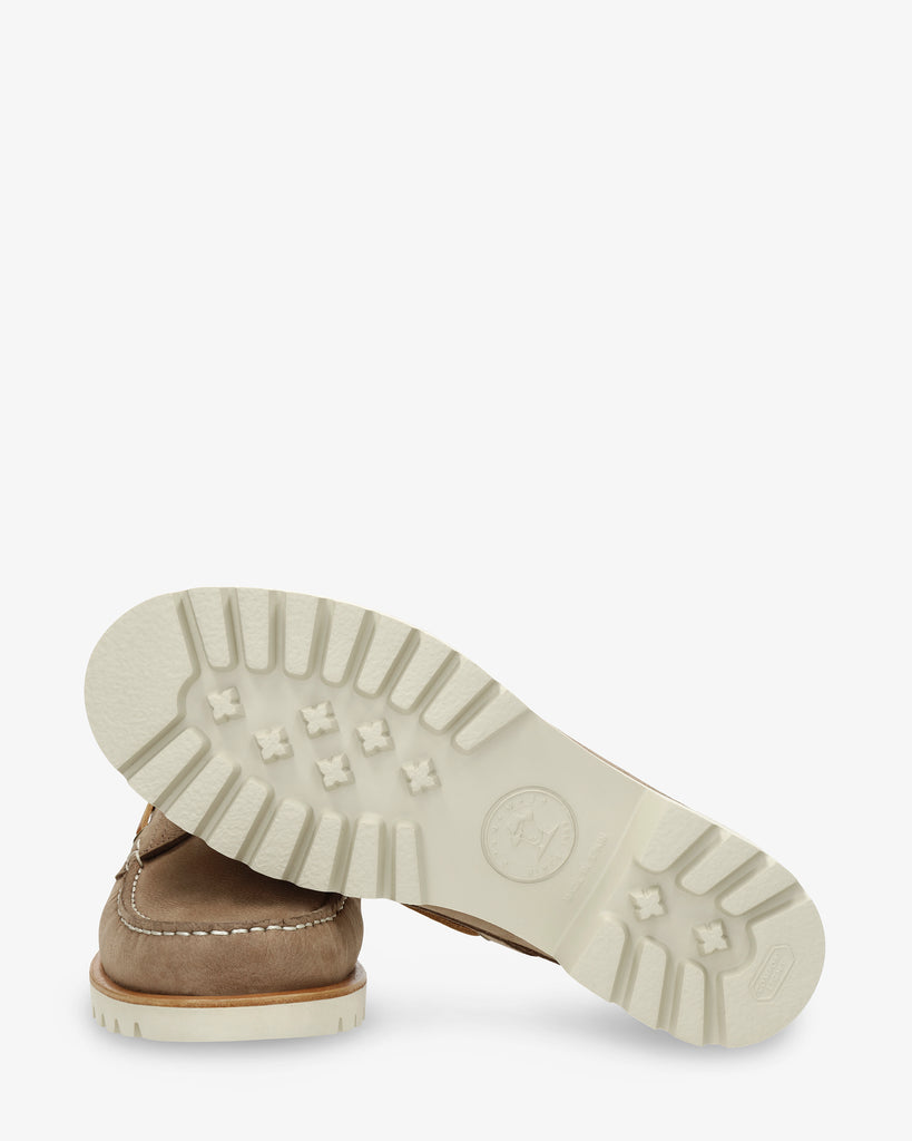 Boat náutico de piel con forro interior de piel. taupe