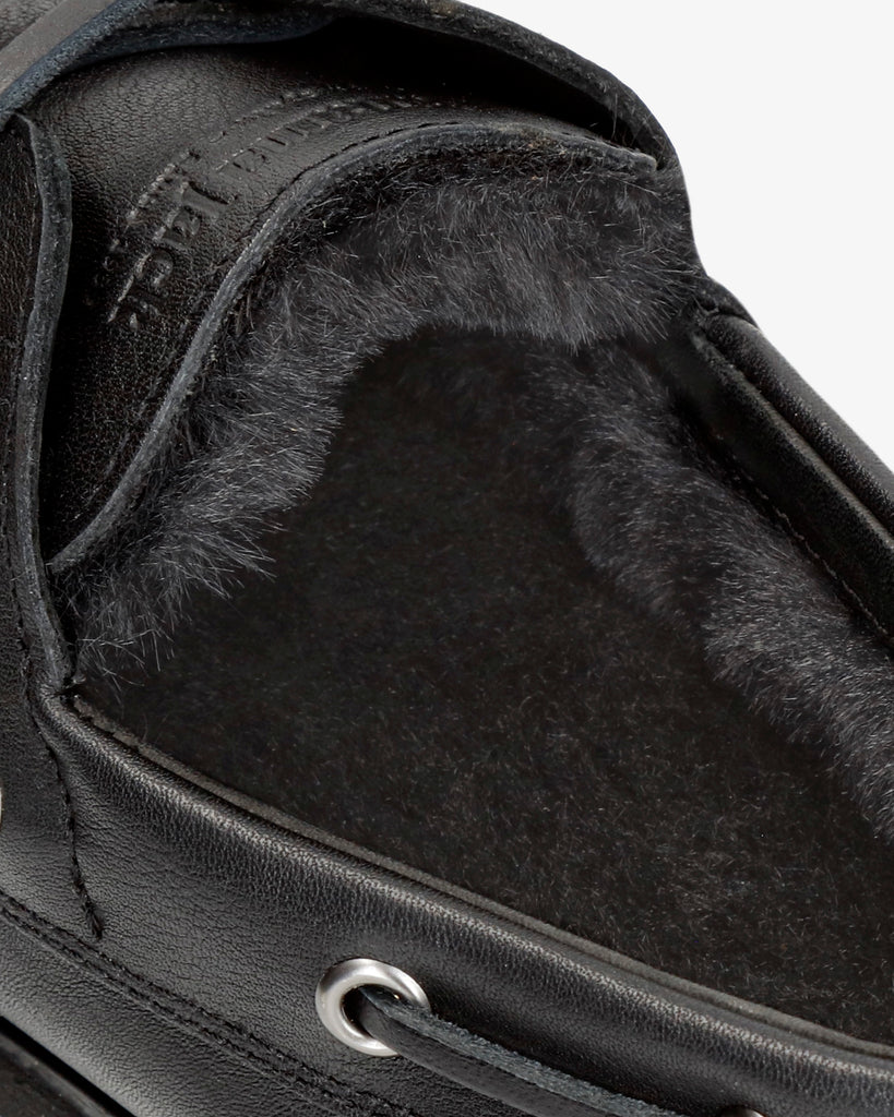 Boat náutico de piel con forro interior de pelo. negro