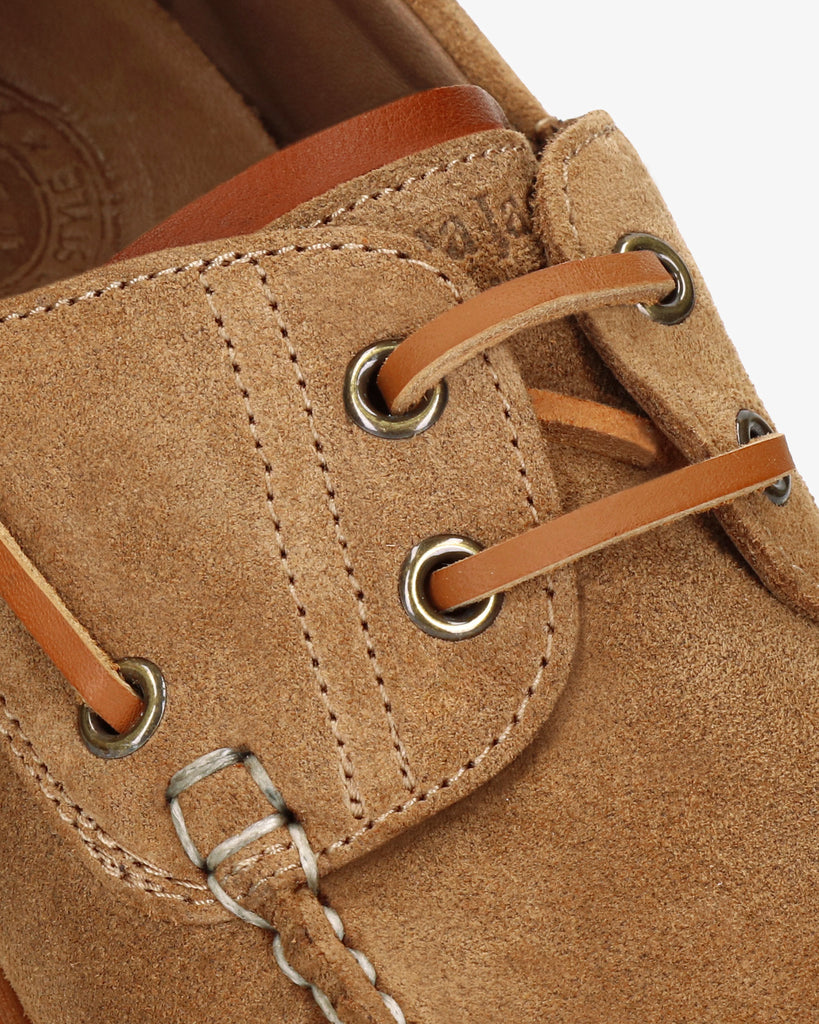 Boat náutico de piel con forro interior de piel. cuero