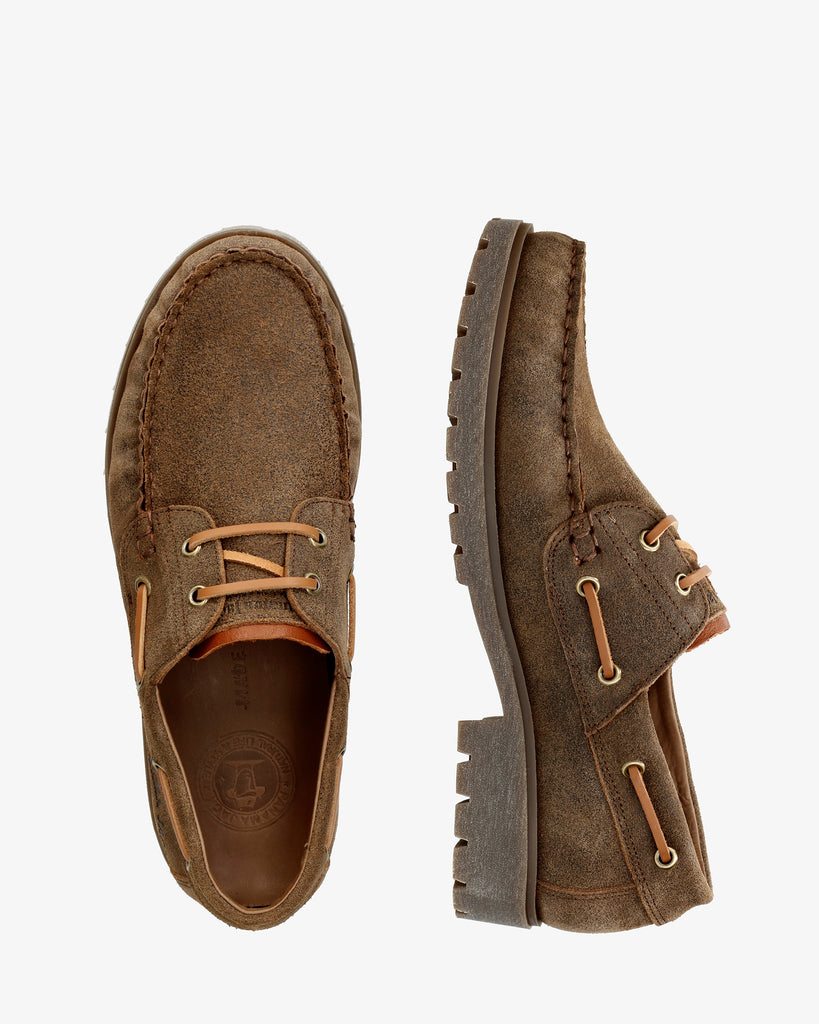 Boat náutico de piel con forro interior de piel. marron