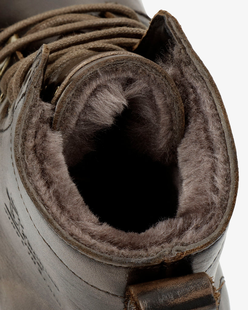 Emery Igloo botín de piel con forro interior de pelo natural. taupe