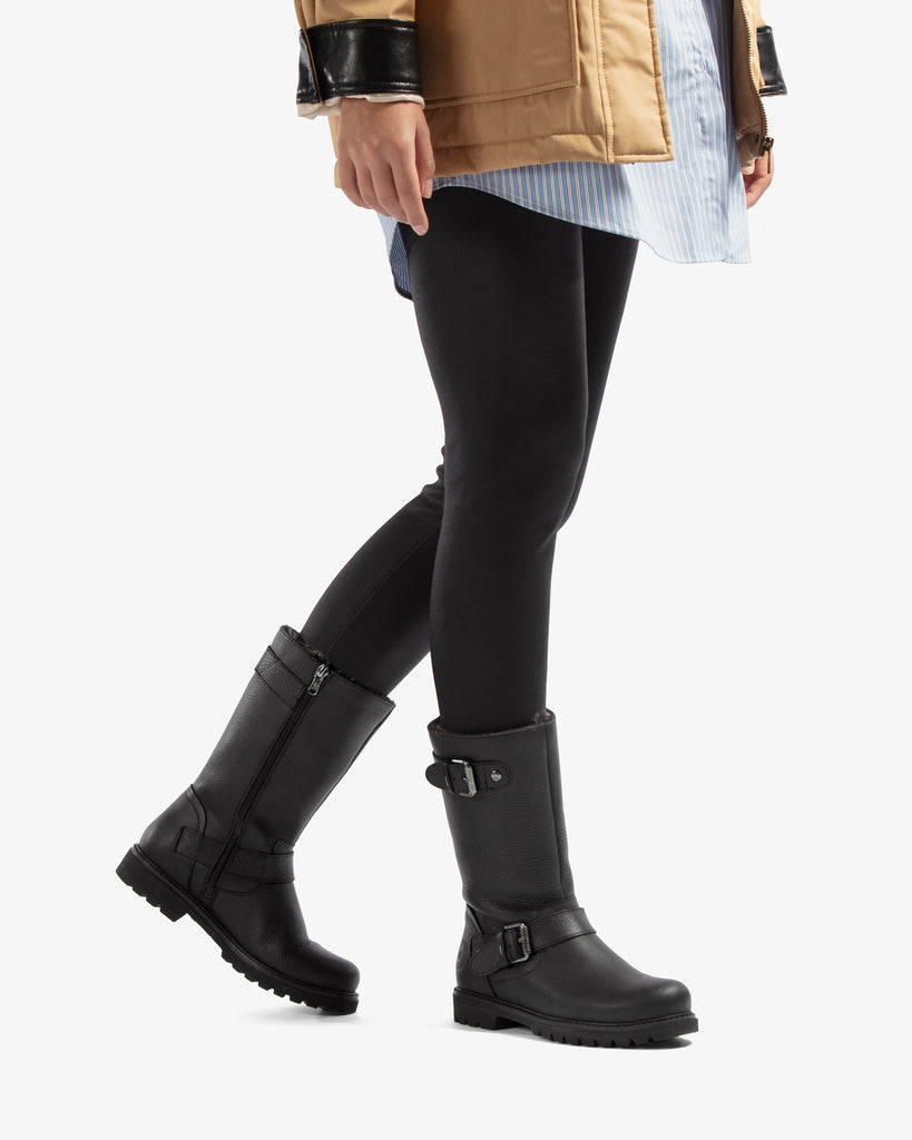 Fergie botas de piel con forro interior de pelo. negro